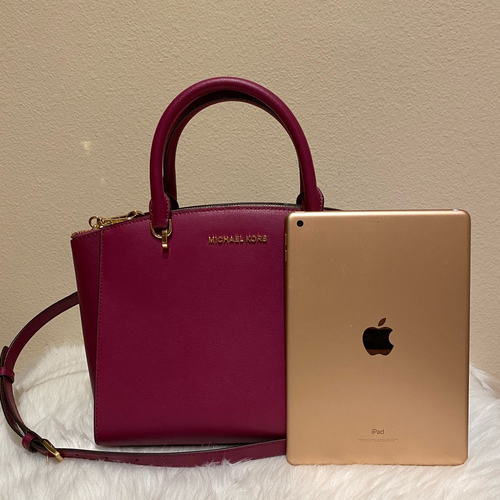 Michael Kors and wristlet set - Picture 2 of 8